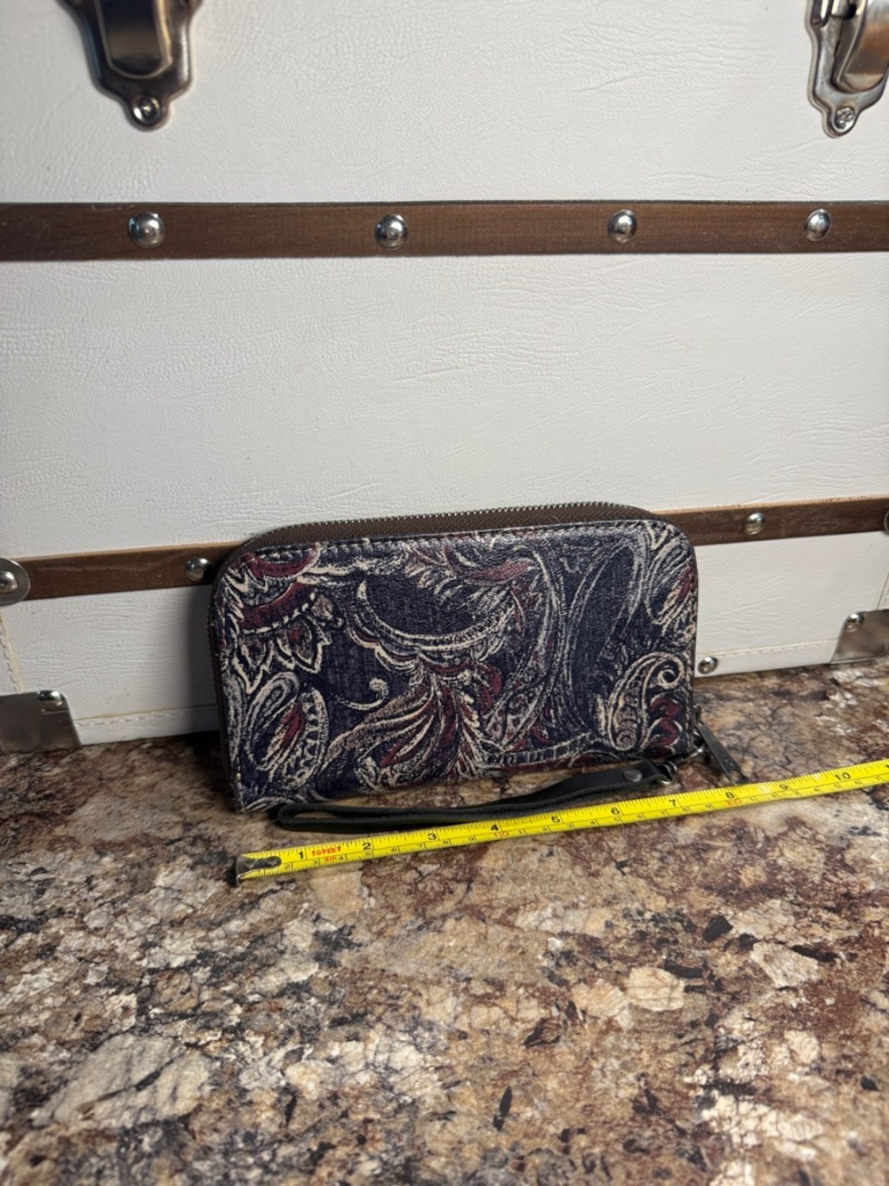 Patricia Nash  Zip-Around Wallet paisley in navy and Burgundy